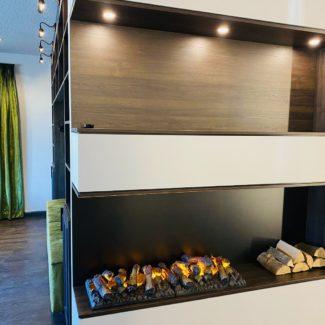 Regal Trennwand mit Kamin in Wartebereich Zahnarztpraxis 