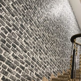 Steintapete vor der Veredelung mit einem Ausschnitt 